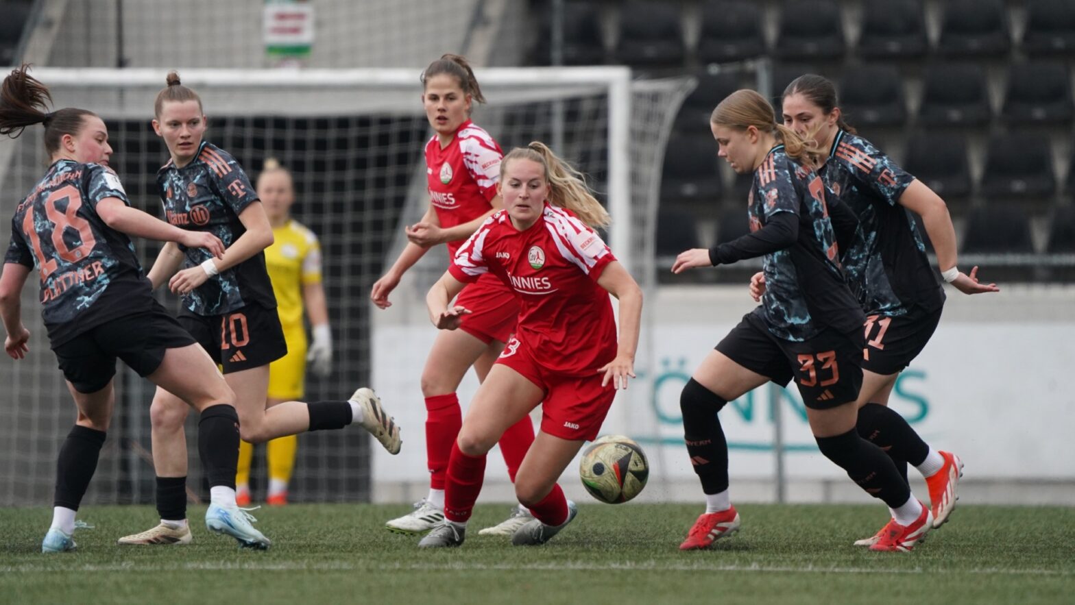 Zweitligaduell in der Tönnies-Arena: FSV Gütersloh gegen den FC Bayern München II. (Foto: Zweitligaduell in der Tönnies-Arena: FSV Gütersloh gegen den FC Bayern München II. (Foto: Boris Kessler / FSV Gütersloh 2009)Boris Kessler / FSV Gütersloh 2009)