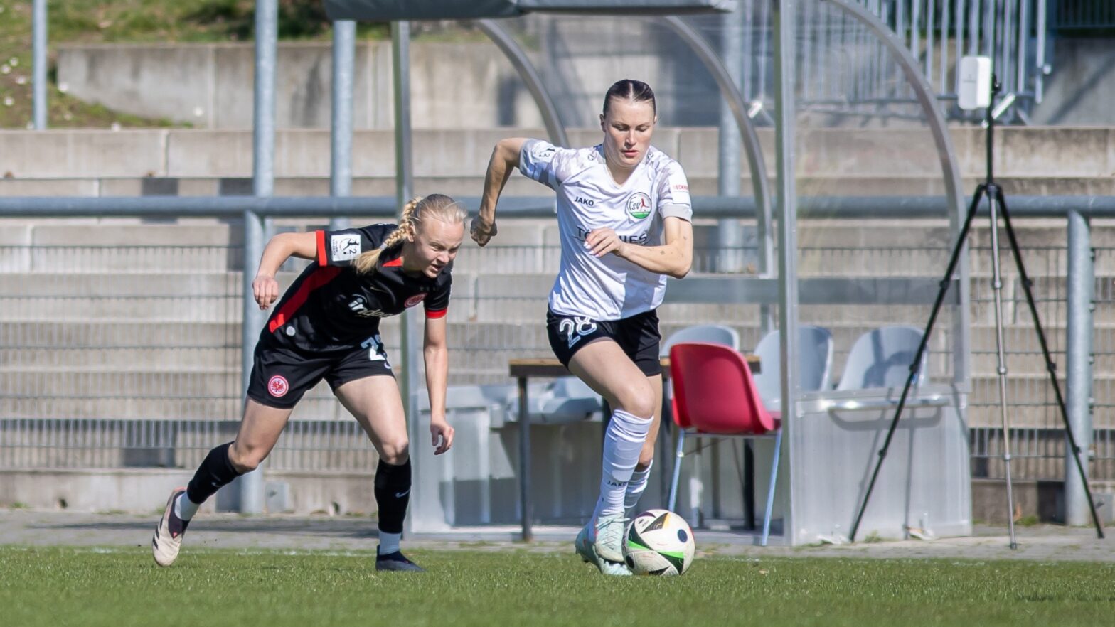 Zweitligaduell in Frankfurt: Paula Weber im Spiel gegen die Eintracht. (Foto: Dennis Seelige / FSV Gütersloh 2009)