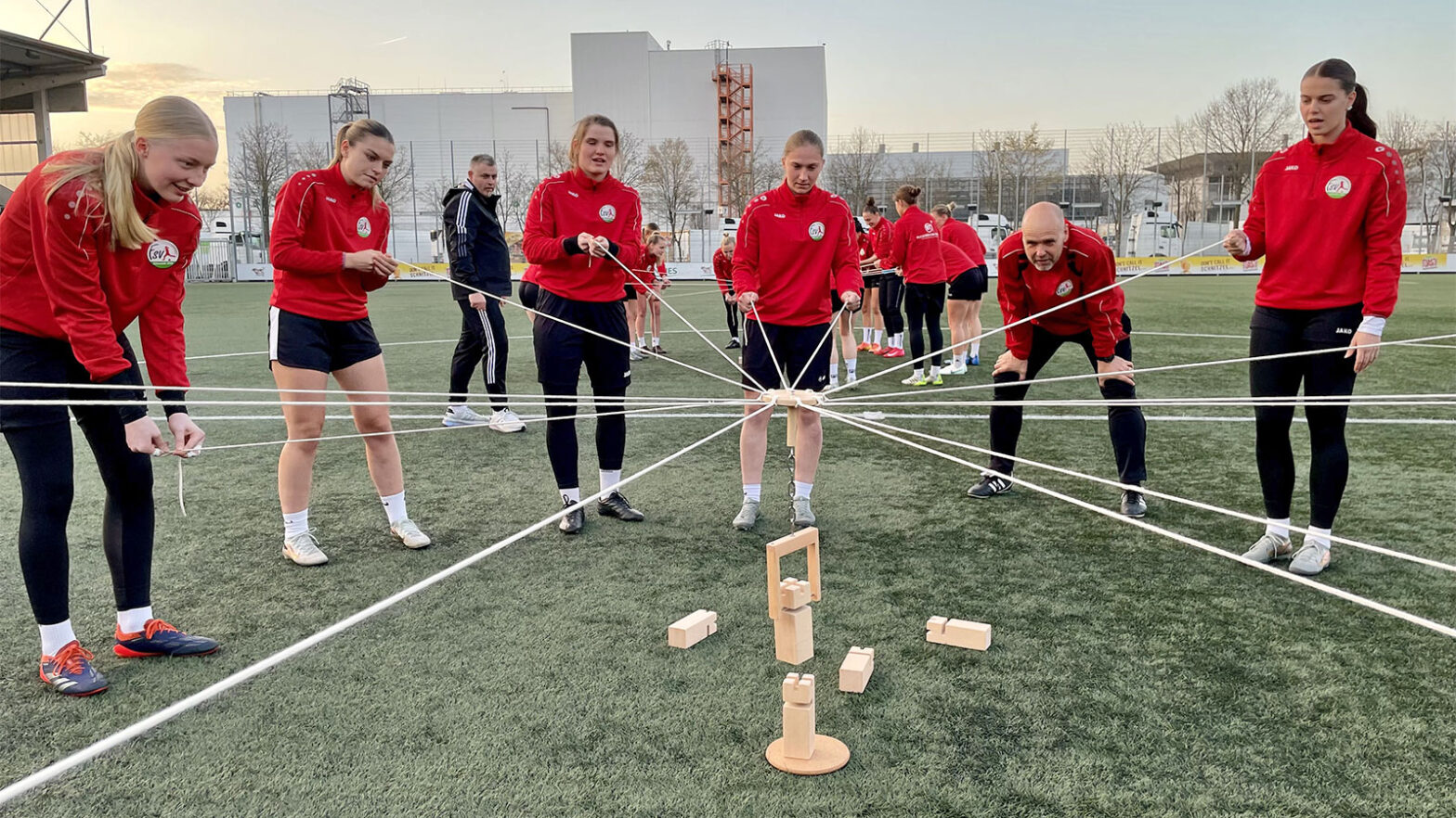 Zusammenhalt und Zusammenarbeit: Trainingseinheit in der Tönnies-Arena. (Foto: Wolfgang Temme / FSV Gütersloh 2009)