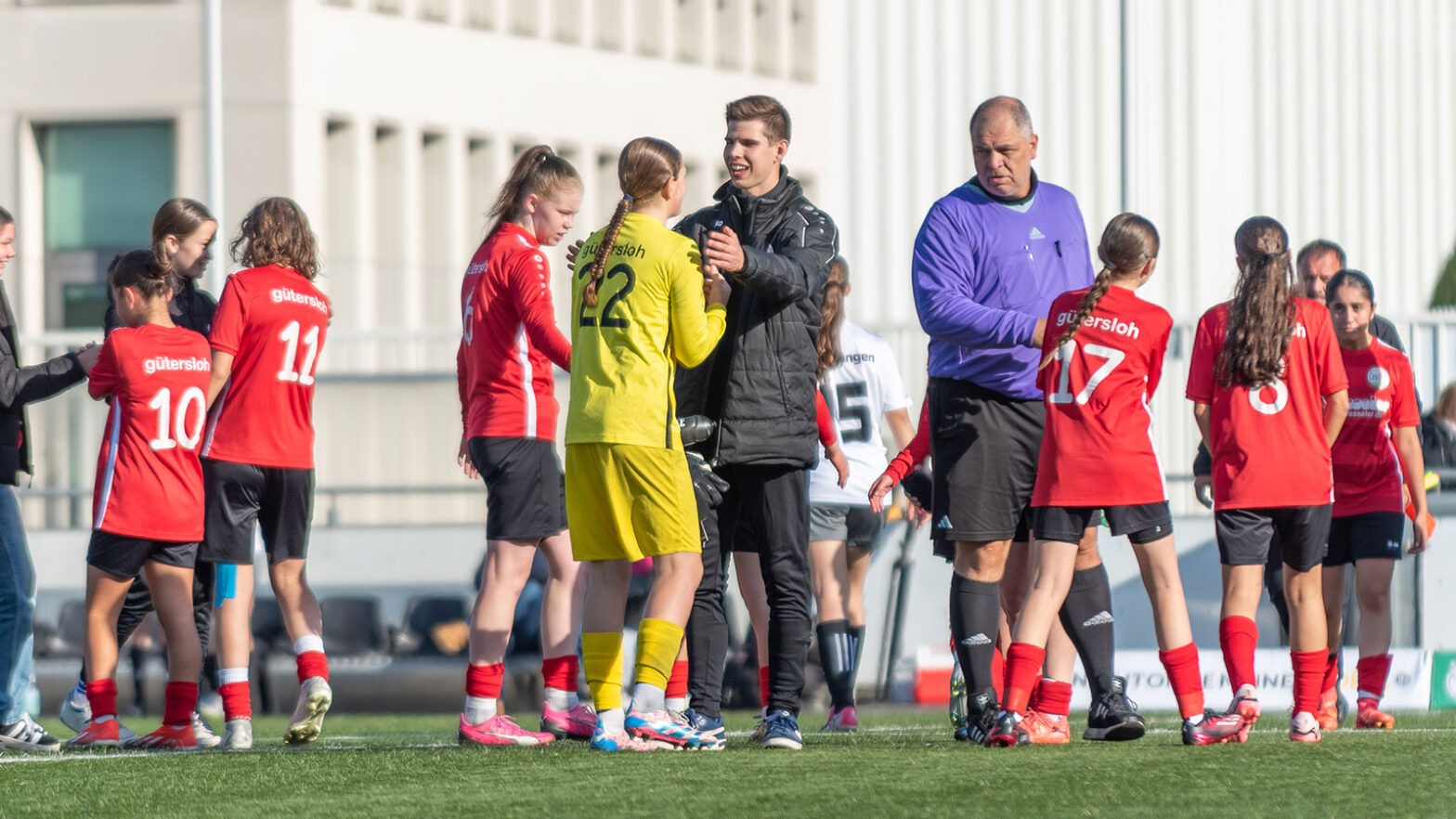 Trainer Steffen Willmann mit den FSV U16-Spielerinnen. (Foto: Boris Kessler / FSV Gütersloh 2009)
