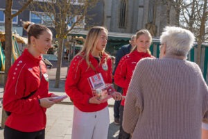 FSV-Spielerinnen sammeln erfolgreich Spenden in der Gütersloher Innenstadt. (Foto: Boris Kessler / FSV Gütersloh 2009)