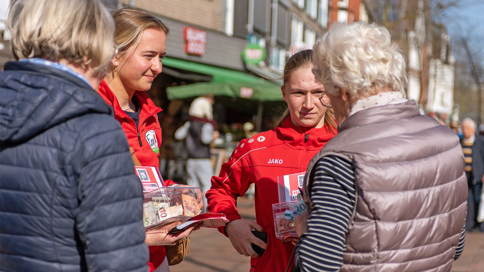 FSV-Spielerinnen sammeln erfolgreich Spenden in der Gütersloher Innenstadt. (Foto: Boris Kessler / FSV Gütersloh 2009)