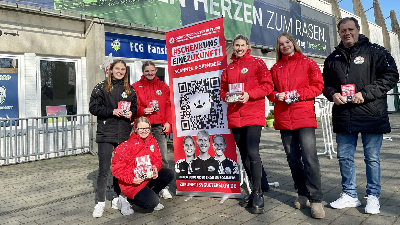 Elina Büttner, Anna-Lena Meier (kniend), Alena Schmidt, Clara Koepke, Celina Seggelmann und Matthias Kaiser im Heidewald. (Foto: Wolfgang Temme / FSV Gütersloh 2009)