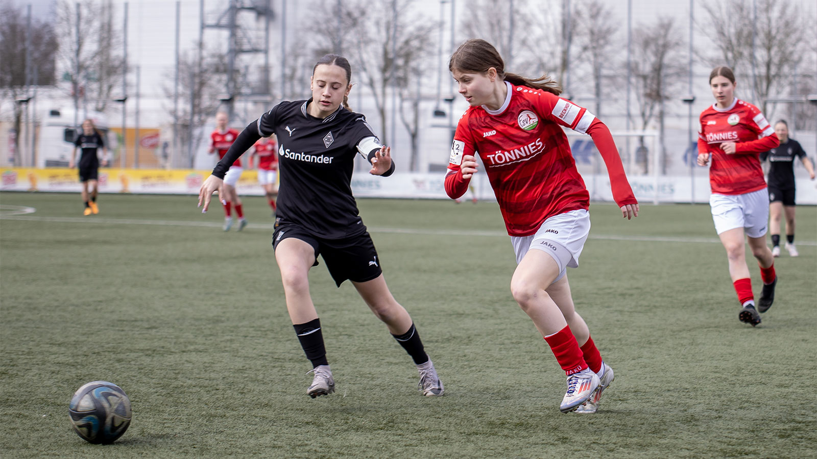 WDFV U19-Juniorinnen-Liga: FSV-Nachwuchsspielerin Greta Hohensee im Duell gegen Borussia Mönchengladbach. (Foto: Dennis Seelige / FSV Gütersloh 2009)