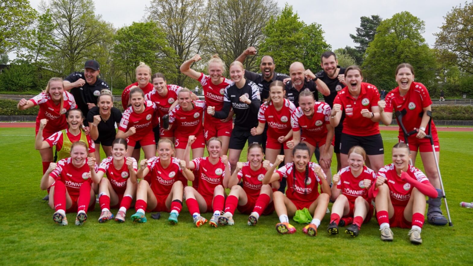 Jubel in Gladbach: Der FSV feiert seinen verdienten Auswärtssieg. (Foto: Aleks Czapla / FSV Gütersloh 2009)