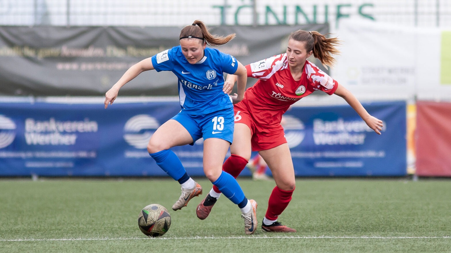 Demi Pagel im Zweikampf gegen Ayleen Seyen vom SV Meppen. (Foto: Dennis Seelige / FSV Gütersloh 2009)