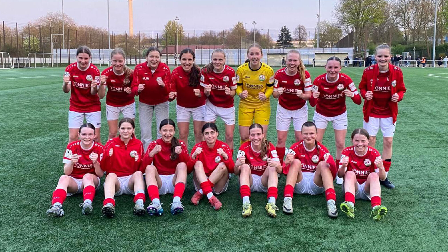 Jubel bei der U17 des FSV Gütersloh nach dem Sieg in Bochum. (Foto: Elina Büttner / FSV Gütersloh 2009)