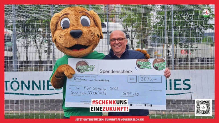 FSV-Geschäftsführer Michael Horstkötter mit Grenzo, dem Maskottchen der Fussballschule Grenzland. (Foto: FSV Gütersloh 2009)
