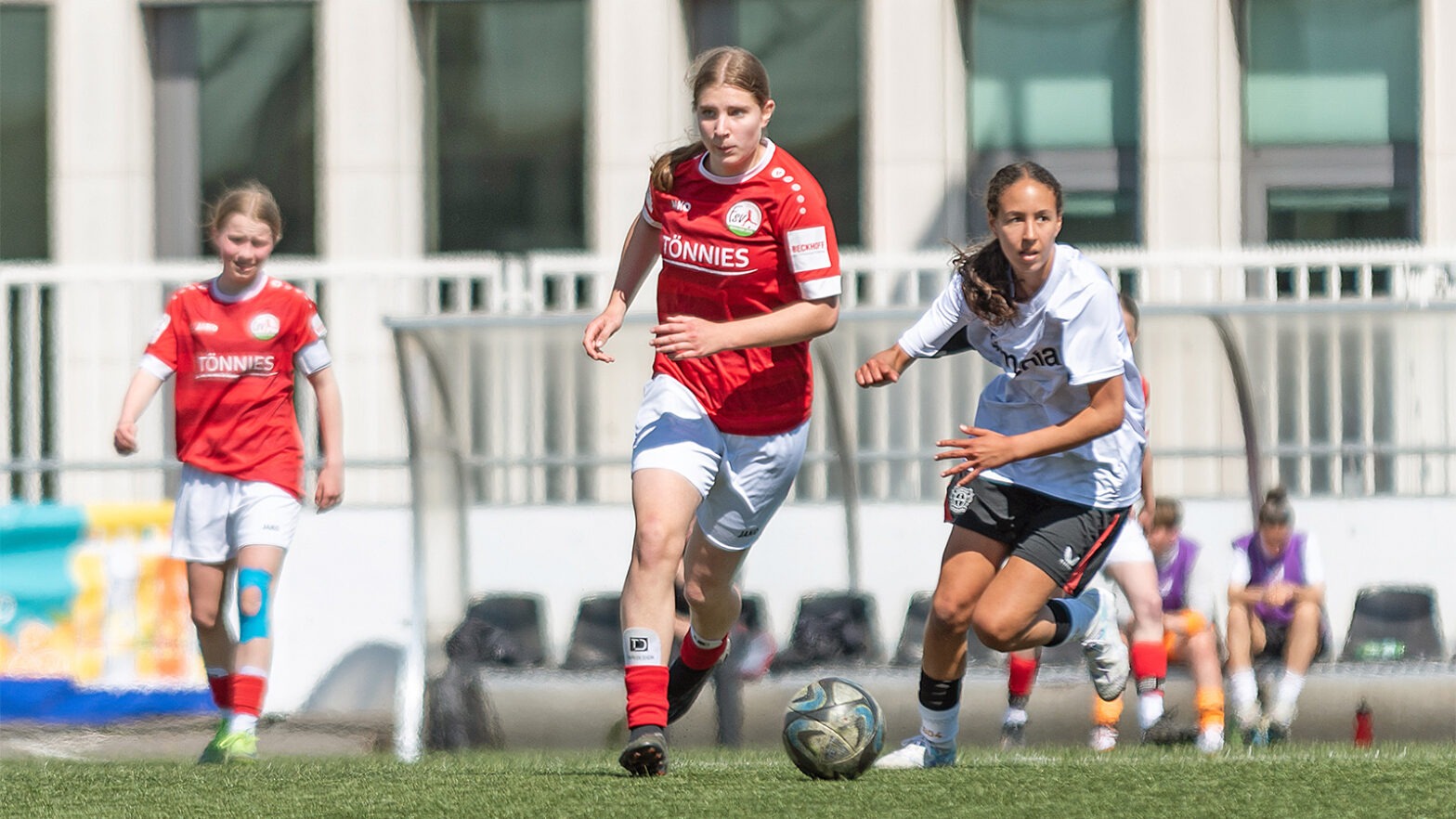 B-Juniorinnen-Regionalliga: FSV-Nachwuchsspielerin Hannah Leßner im Duell gegen Bayer Leverkusen. (Foto: Boris Kessler / FSV Gütersloh 2009)