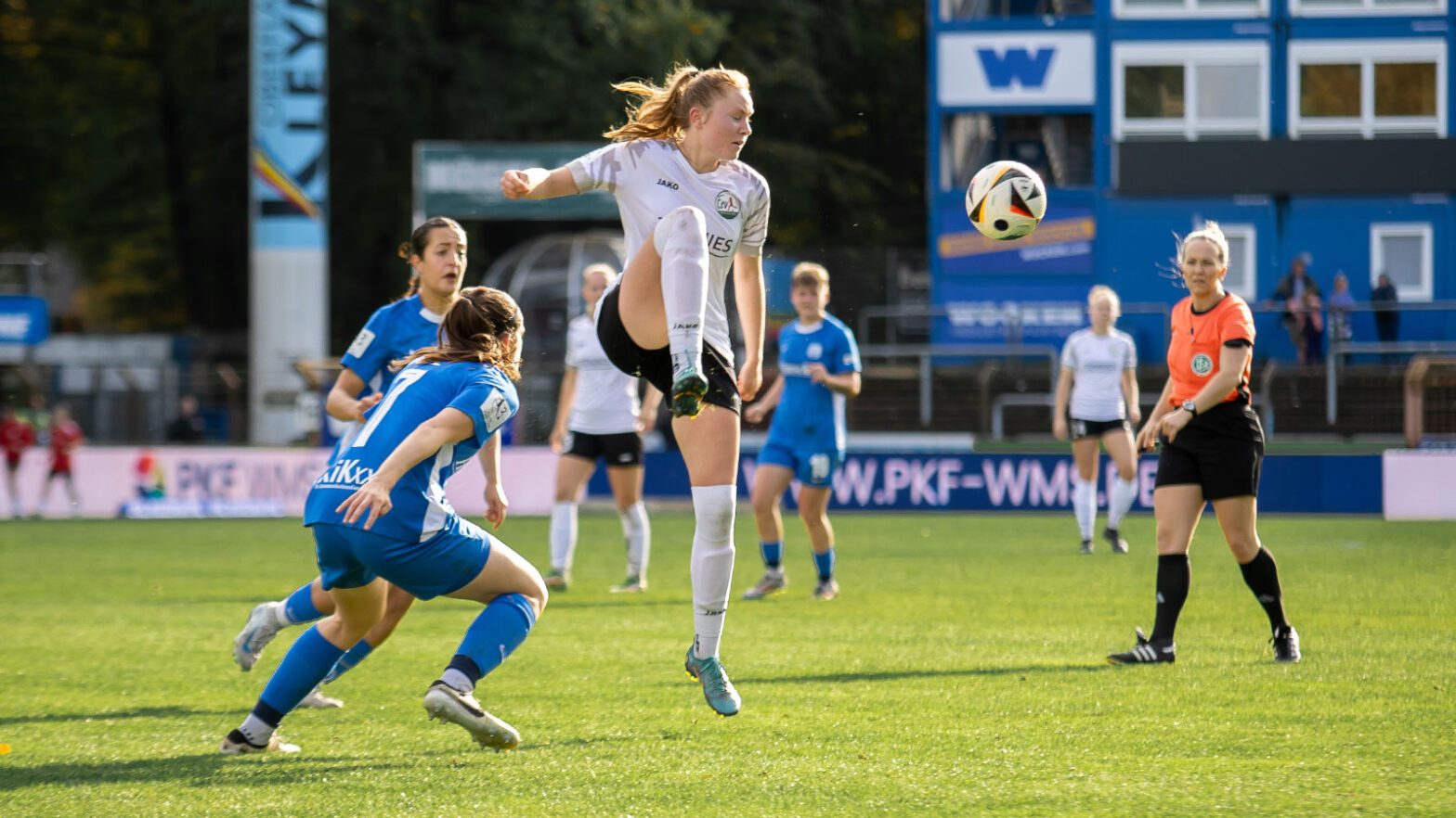 FSV-Mittelfeldspielerin Ronja Leubner im Hinspiel gegen den SV Meppen. (Foto: Dennis Seelige / FSV Gütersloh 2009)
