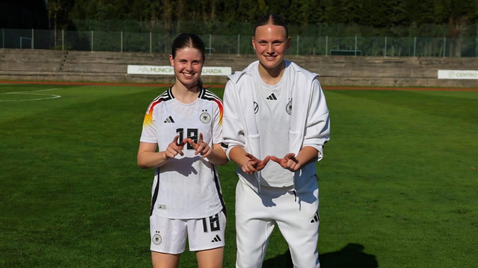 FSV-Talente Greta Hohensee und Mirja Kropp bei der U16-Nationalmannschaft. (Foto: FSV Gütersloh 2009)