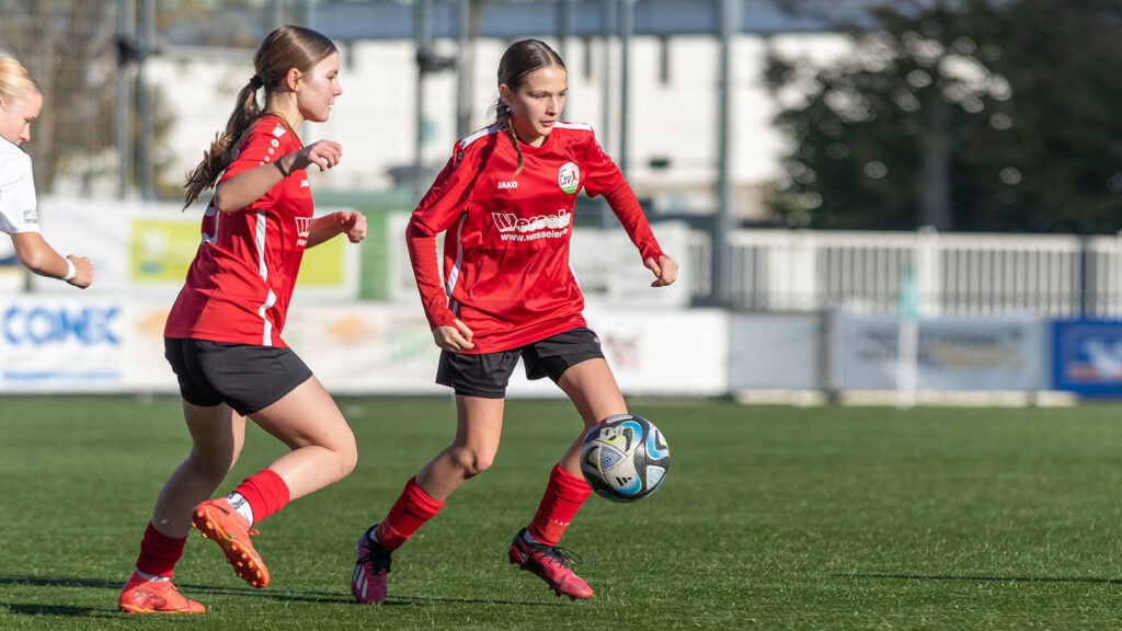 Antonia Hölter (rechts) und Dijana Micic im Einsatz für die U16 des FSV. (Foto: Boris Kessler / FSV Gütersloh 2009)