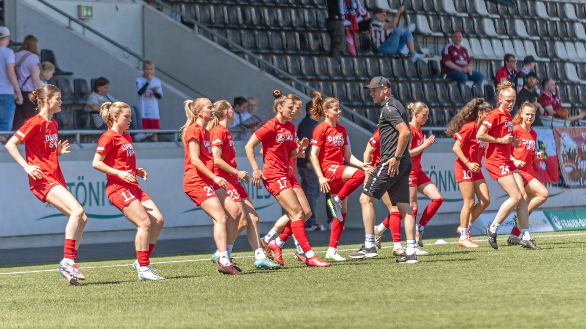 Die FSV-Spielerinnen beim Warm-up. (Foto: Boris Kessler / FSV Gütersloh 2009)