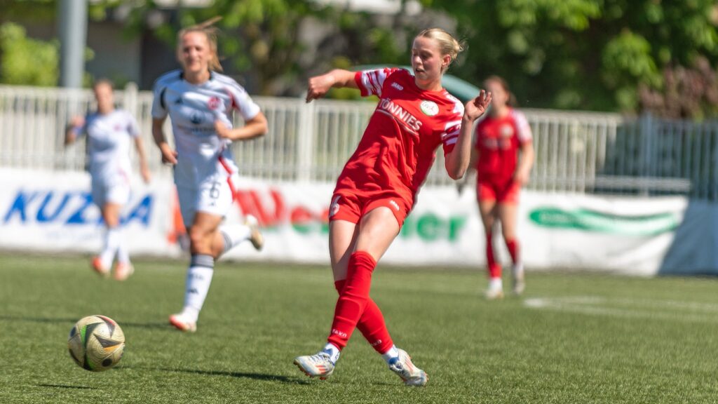 Julia Gärtner in der Zweitligapartie gegen den 1. FC Nürnberg. (Foto: Boris Kessler / FSV Gütersloh 2009)