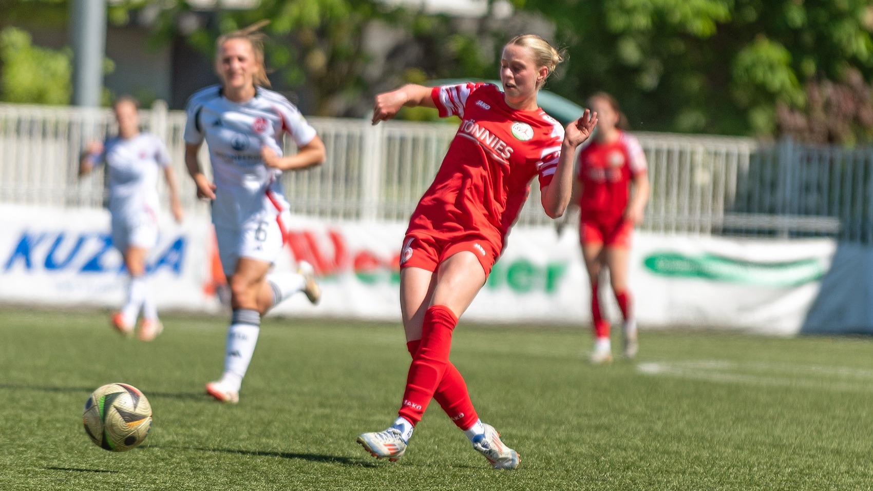 Julia Gärtner in der Zweitligapartie gegen den 1. FC Nürnberg. (Foto: Boris Kessler / FSV Gütersloh 2009)