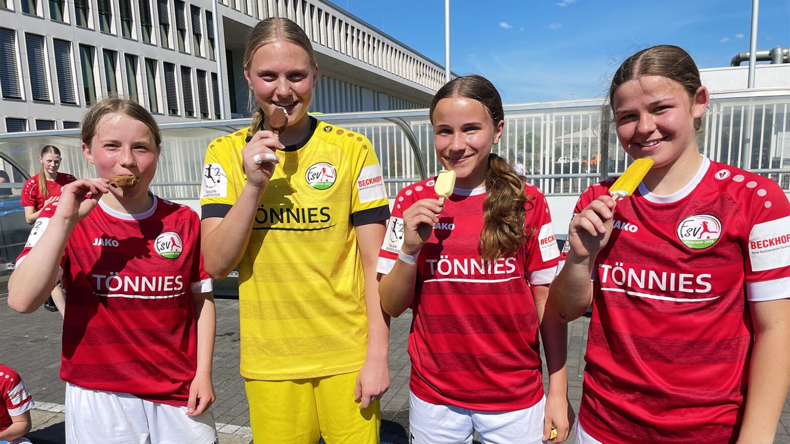 So schmeckt der Sommer: Anna-Sophie Schindler, Mirja Kropp, Yumnah Lohnherr und Johanna Braune genießen ihr Eis. (Foto: Wolfgang Temme / FSV Gütersloh 2009)