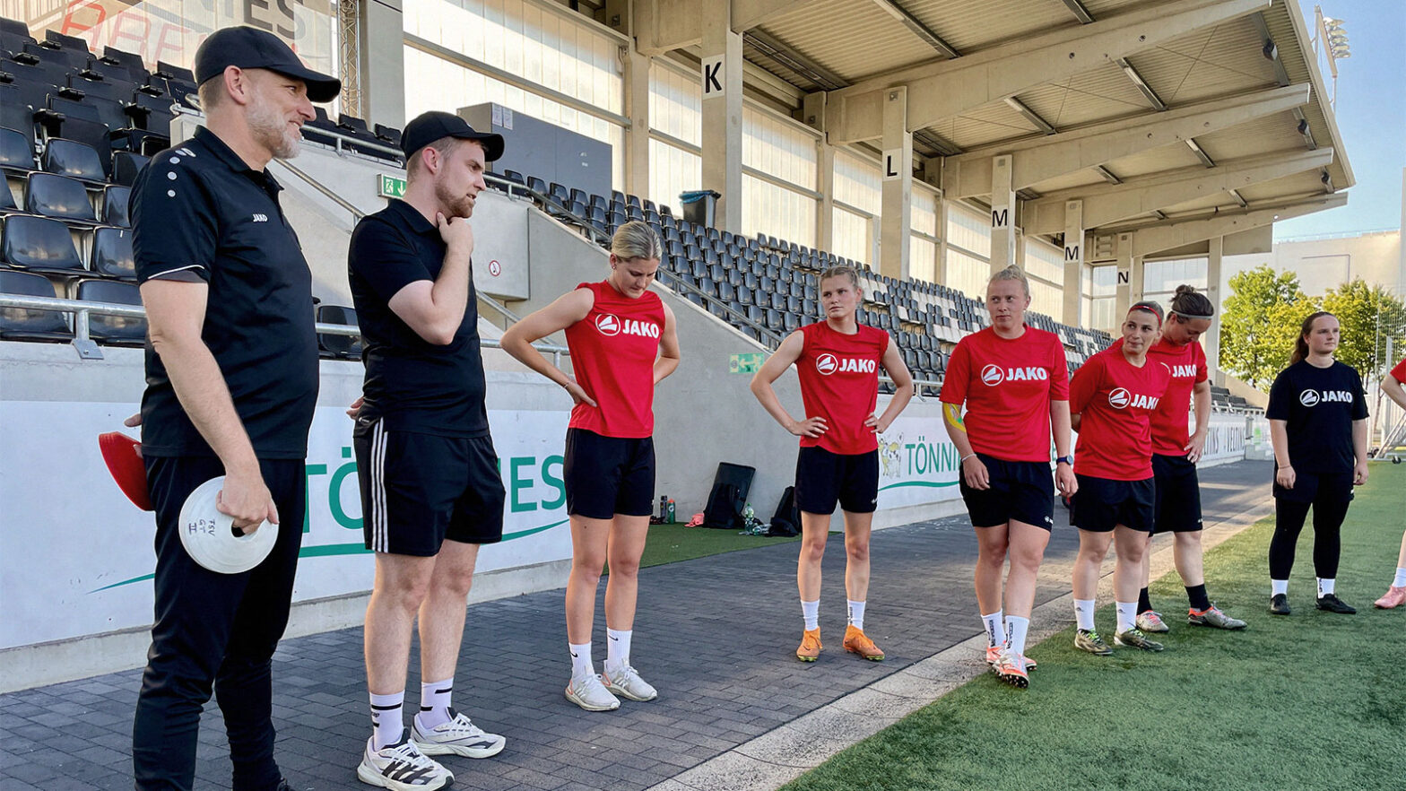 Cheftrainer Mark Oliver Stricker (links) mit den FSV-Spielerinnen in der Tönnies-Arena. (Foto: Wolfgang Temme / FSV Gütersloh 2009)