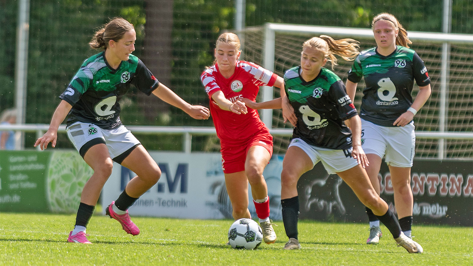 Anna Stockmann im Testspiel gegen Hannover 96. (Foto: Boris Kessler / FSV Gütersloh 2009)