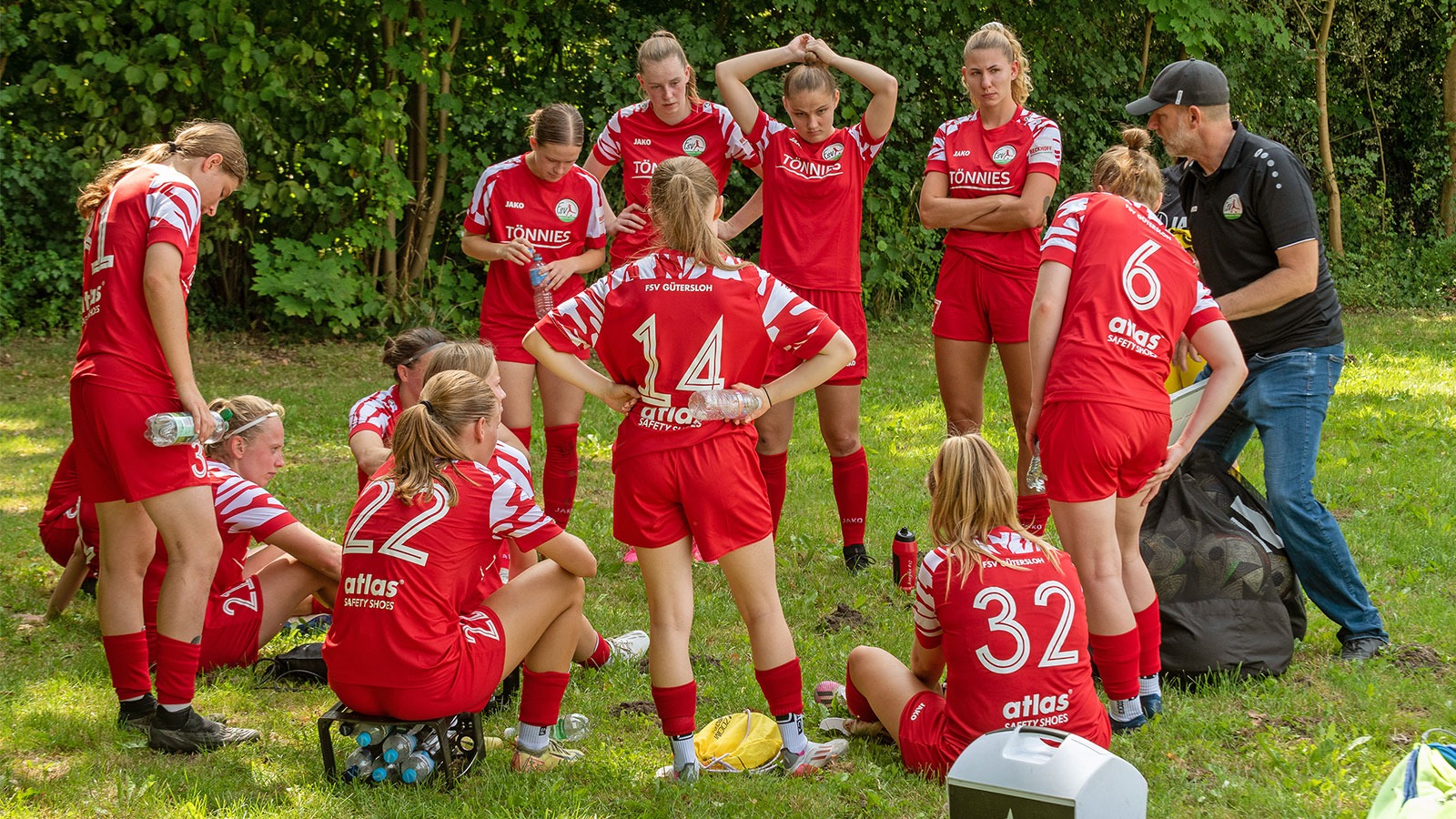 FSV-Cheftrainer Mark Oliver Stricker mit seinen Spielerinnen. (Foto: Boris Kessler / FSV Gütersloh 2009)