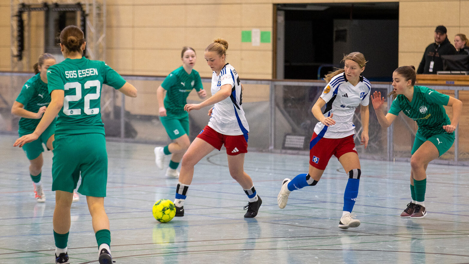 Duell zwischen dem Hamburger SV und der SGS Essen beim Gütersloher Hallenmaster 2025. (Foto: Dennis Seelige / FSV Gütersloh 2009)