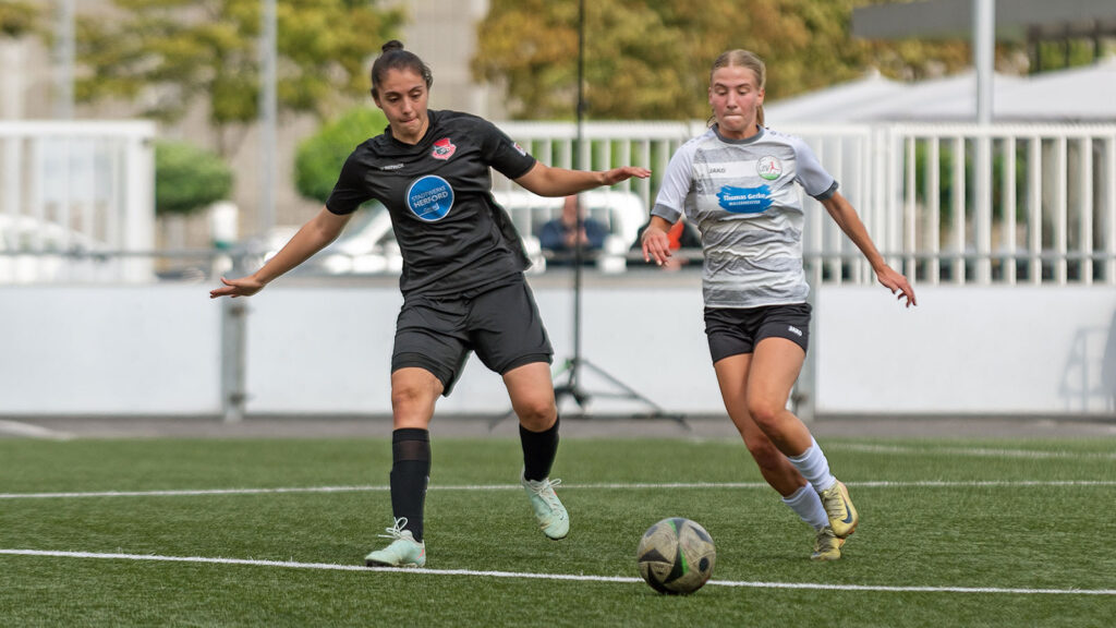 Anna Stockman im Testspiel gegen den Herforder SV. (Foto: Boris Kessler / FSV Gütersloh 2009)