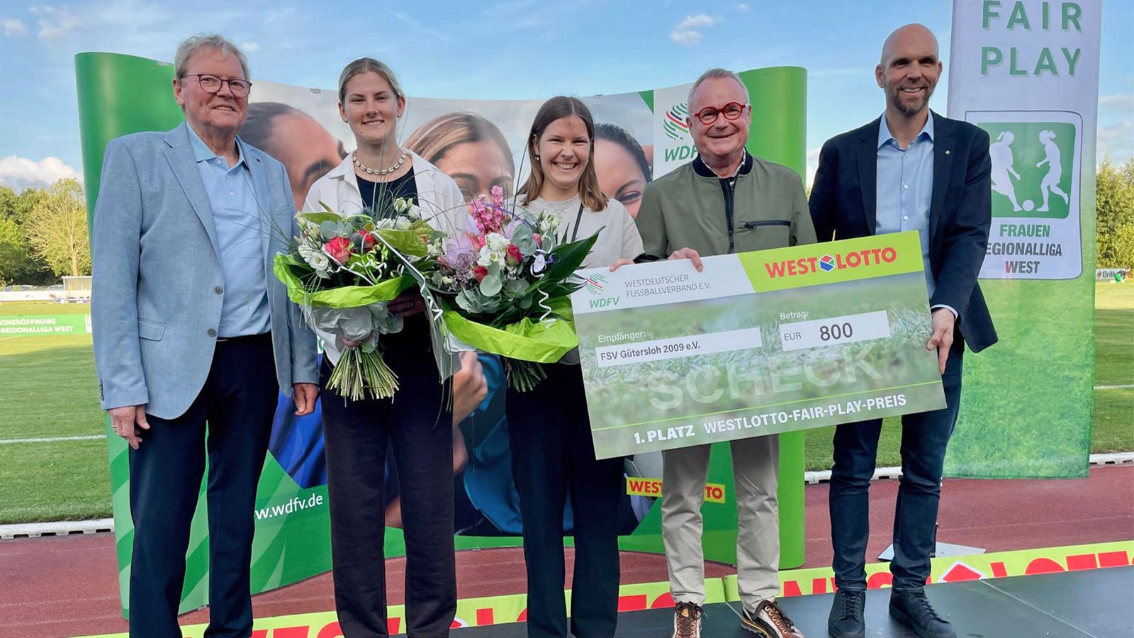 Von links nach rechts: Hermann Korfmacher, Katharina Rädeker, Pauline Berning, Manfred Schnieders und Gerald von Gorrissen. (Foto: Wolfgang Temme / FSV Gütersloh 2009)