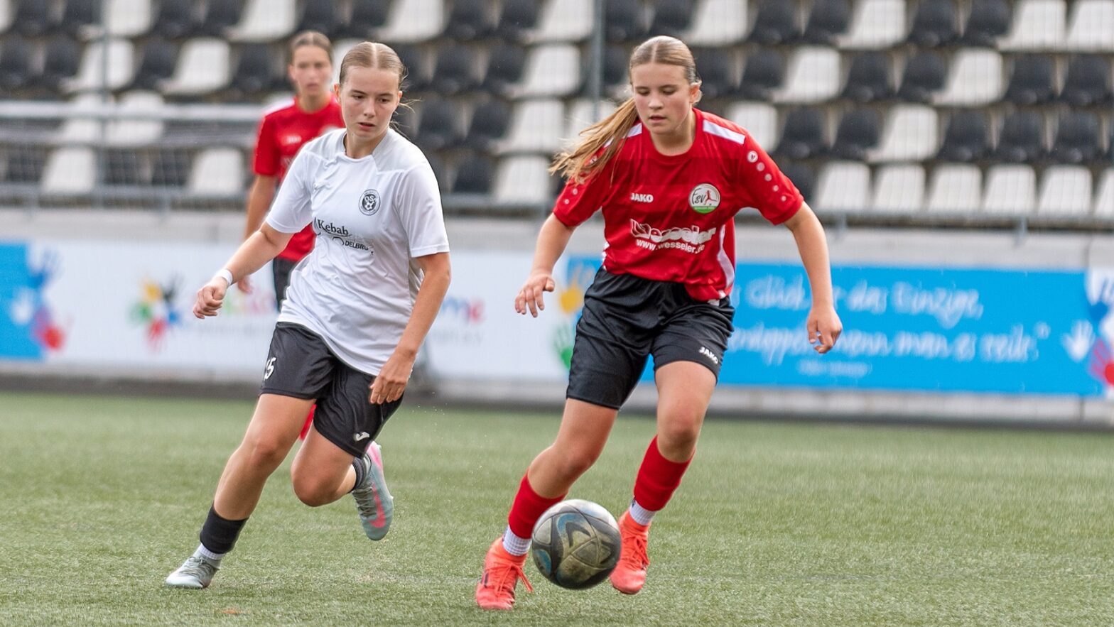 Lilly Krahner im Duell gegen die U17 des Delbrücker SC. (Foto: Boris Kessler / FSV Gütersloh 2009)