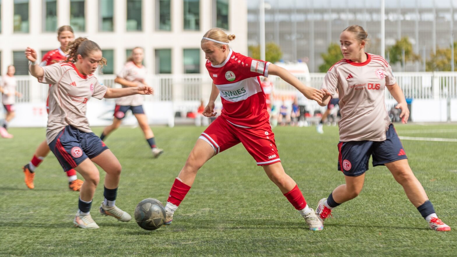 DFB-Pokal der Juniorinnen: Lotta Horstmann im Duell gegen Fortuna Düsseldorf. (Foto: Boris Kessler / FSV Gütersloh 2009)