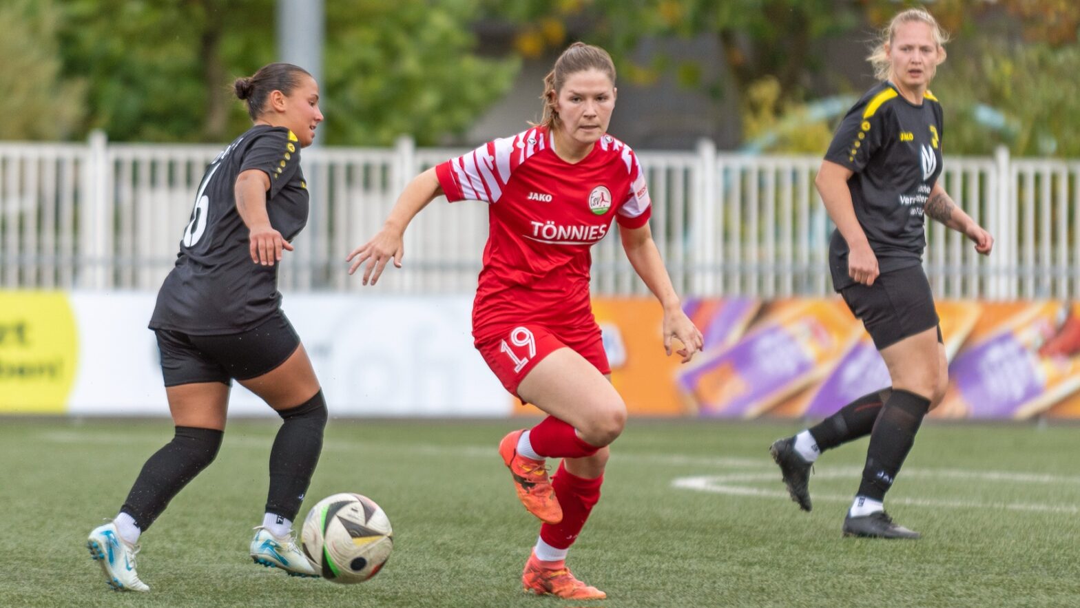 FSV-Angreiferin Pauline Berning in Regionalliga-Duell gegen Deutz. (Foto: Boris Kessler / FSV Gütersloh 2009)