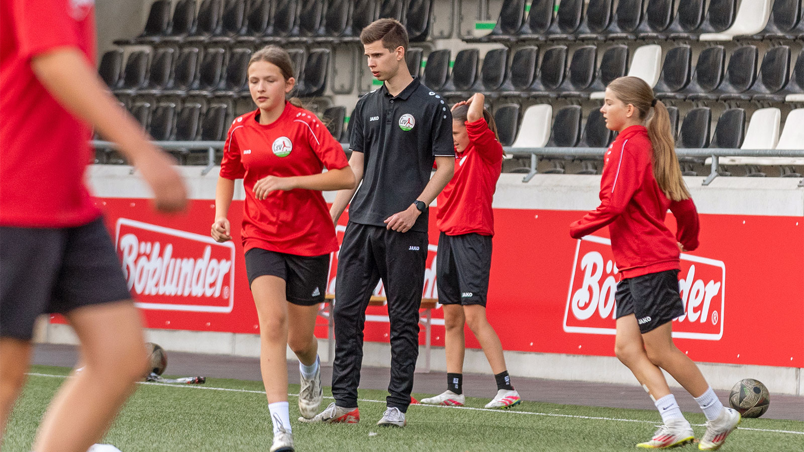 U16-Cheftrainer Steffen Willmann mit seinen Spielerinnen. (Foto: Boris Kessler / FSV Gütersloh 2009)