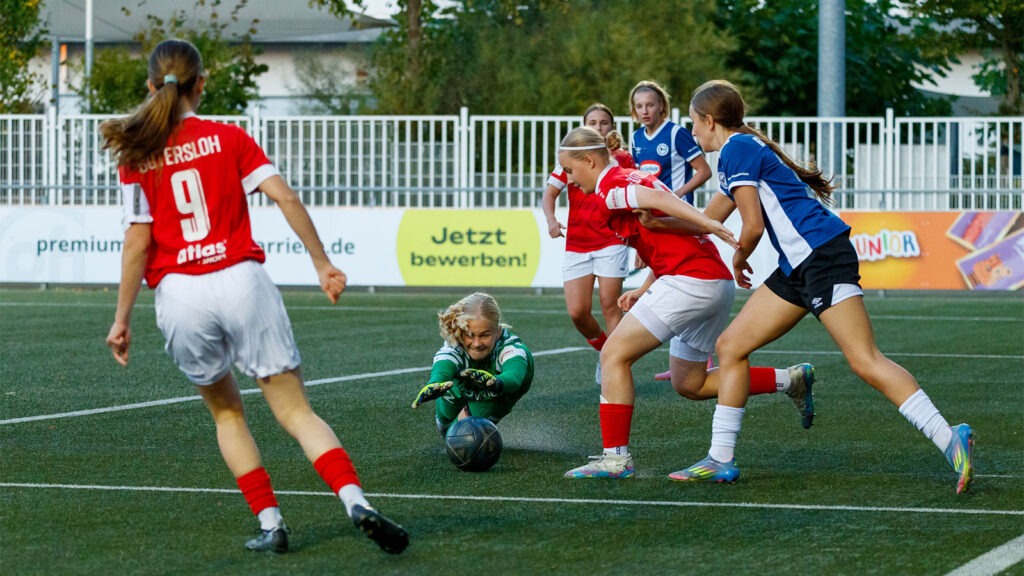 Voller Einsatz: FSV U17-Torhüterin Ylvie Kleimann im Ostwestfalen-Derby gegen Arminia Bielefeld. (Foto: Michael Meßmann / FSV Gütersloh 2009)