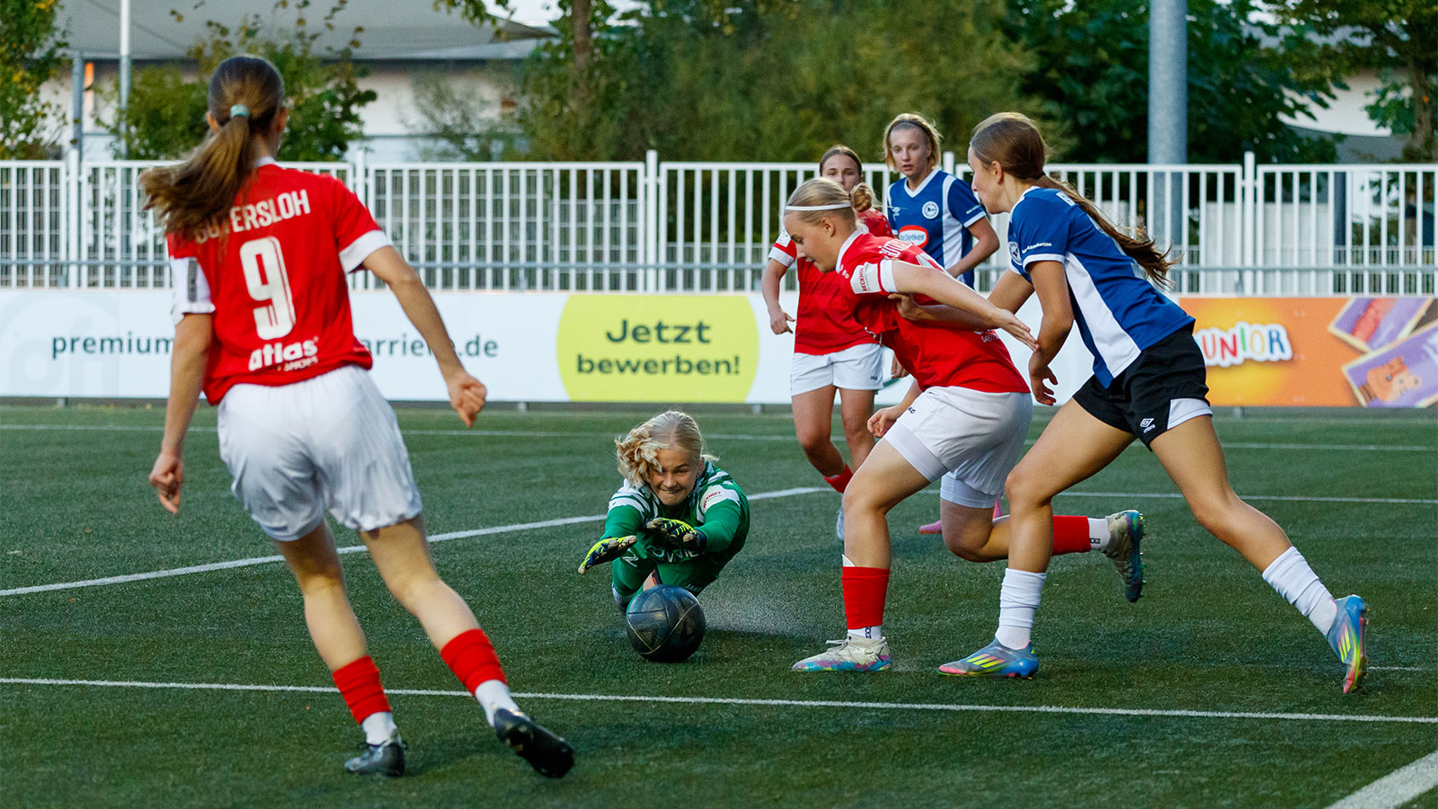 Voller Einsatz: FSV U17-Torhüterin Ylvie Kleimann im Ostwestfalen-Derby gegen Arminia Bielefeld. (Foto: Michael Meßmann / FSV Gütersloh 2009)