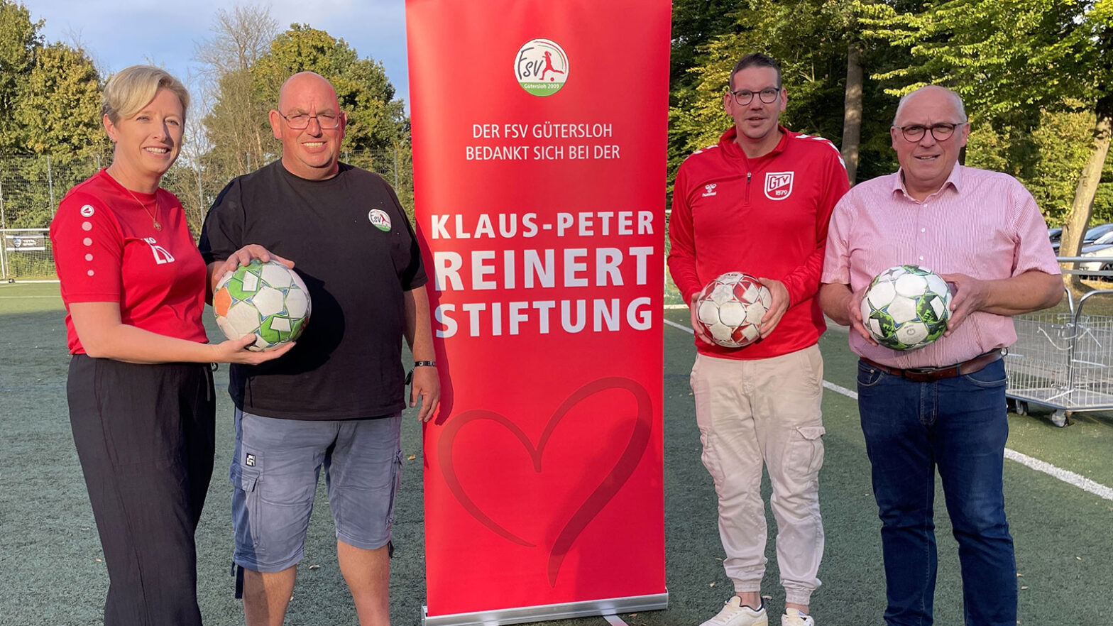 Kooperation im Mädchenfußball: Lena Deev (GTV), Ralf Philipper (FSV), Marcel Weber (GTV) und Michael Horstkötter (FSV). (Foto: Wolfgang Temme / FSV Gütersloh 2009)