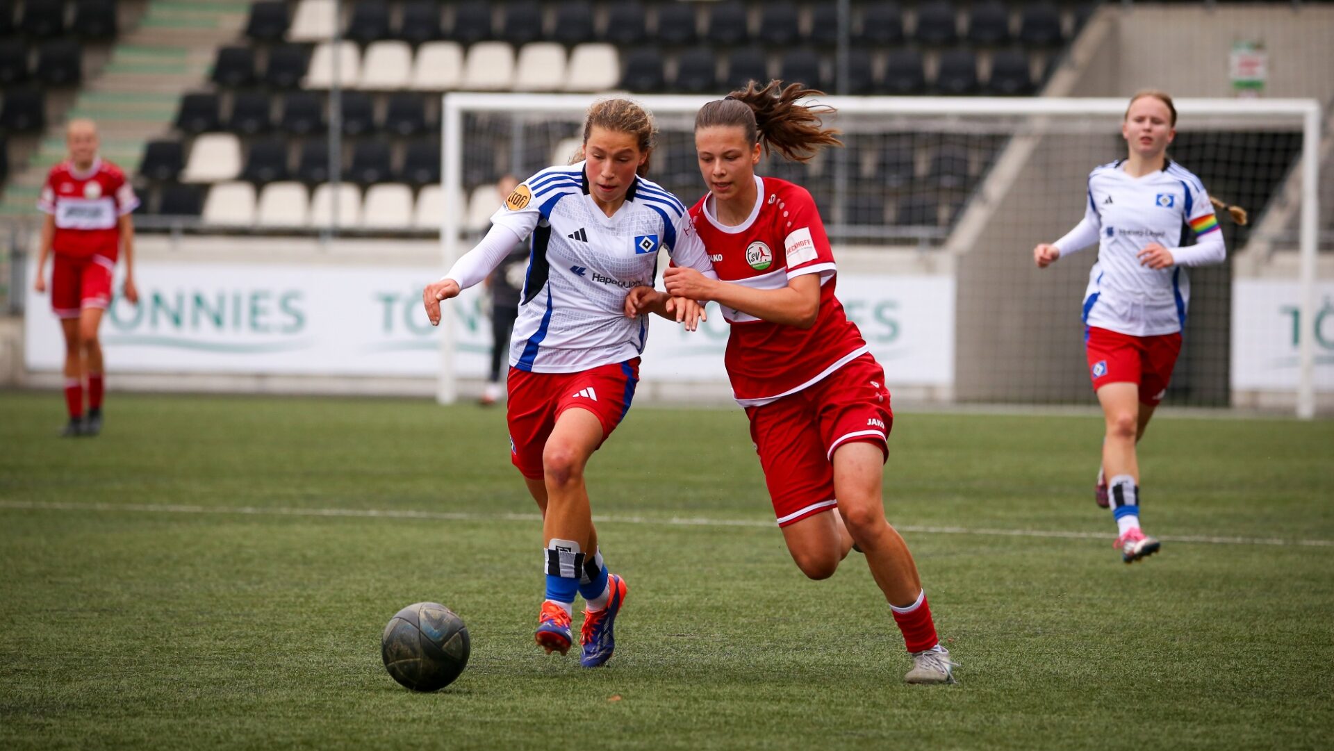 FSV-Torschützin Friederike Ladage im Duell gegen den HSV. (Foto: Michael Meßmann / FSV Gütersloh 2009)