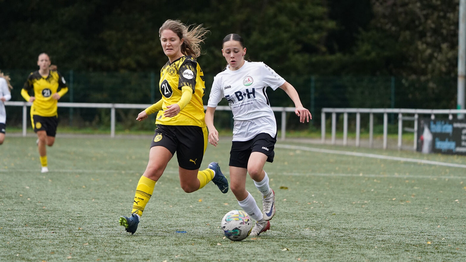 FSV-Nachwuchsspielerin Nisa Ismail im Duell gegen die U17 des BVB. (Foto: Aleks Czapla / FSV Gütersloh 2009)