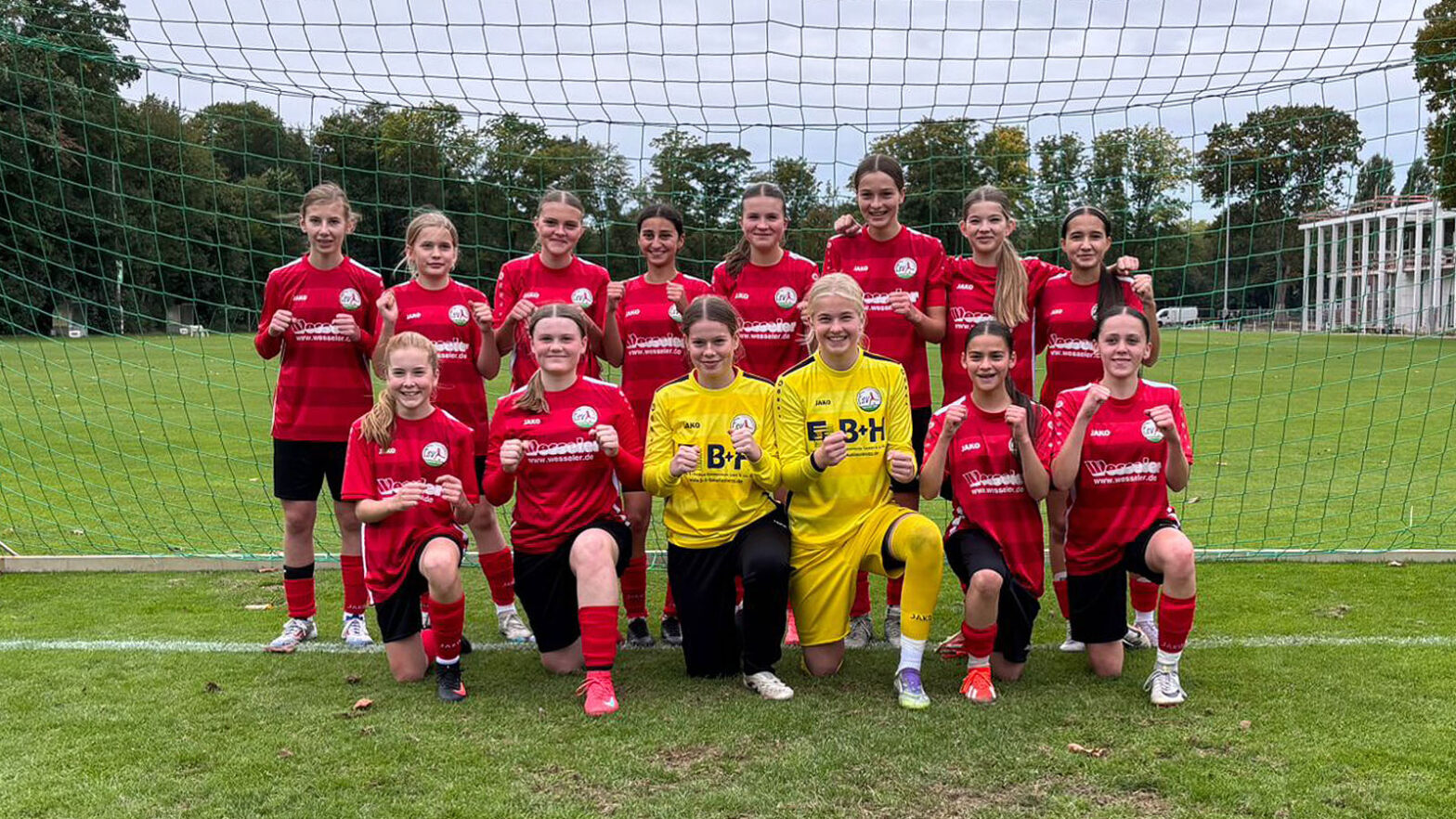 Strahlende Gesichter in der Sportschule Wedau: Platz zwei für die U16 des FSV. (Foto: Steffen Willmann / FSV Gütersloh 2009)