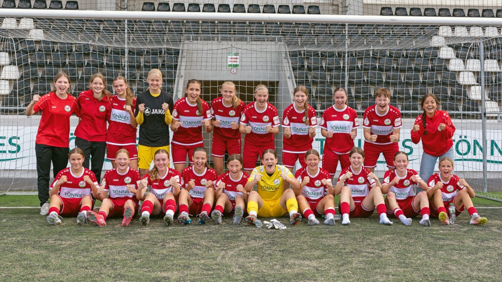 Die U17-Juniorinnen des FSV nach dem Erstrundensieg im DFB-Pokal der Juniorinnen. (Foto: Boris Kessler / FSV Gütersloh 2009)