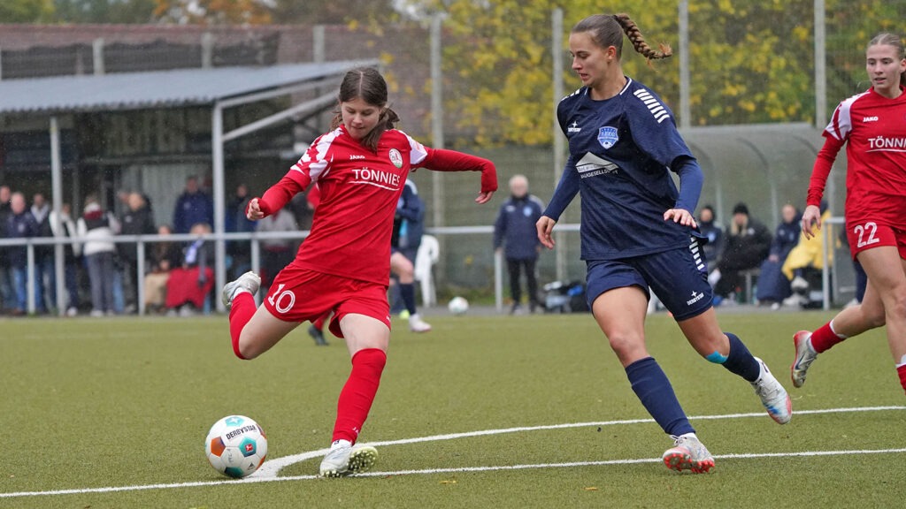 FSV-Torschützin Greta Hohensee im Duell gegen den 1. FFC Recklinghausen. (Foto: Aleks Czapla / FSV Gütersloh 2009)