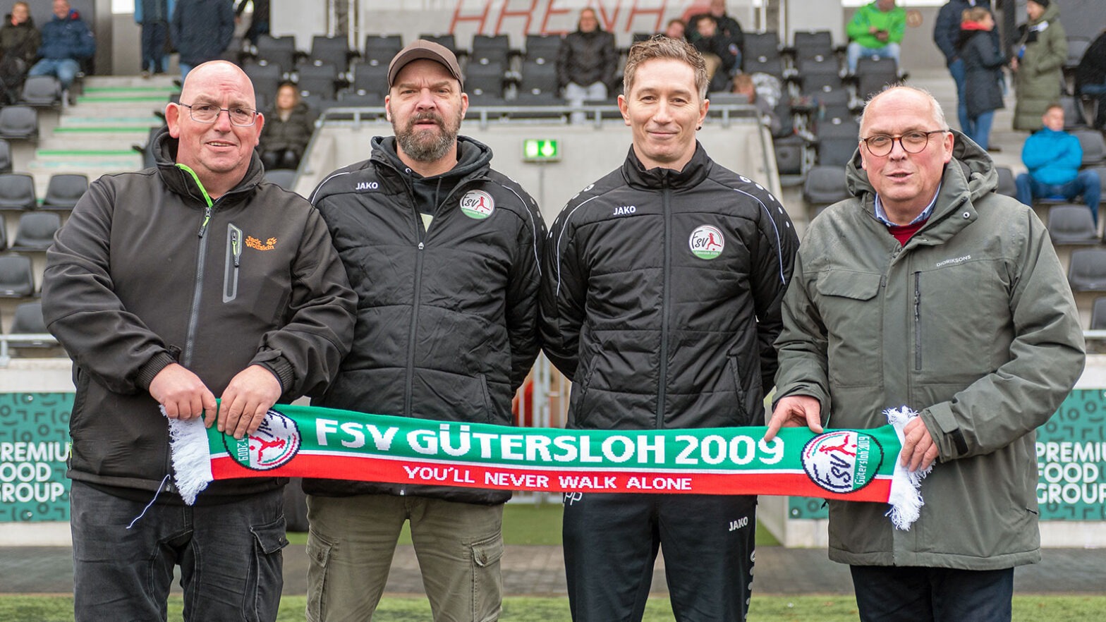 Andreas Dobrzanski (2.v.l.) und Patryk Pylinski (2.v.r.) mit FSV-Geschäftsführer Michael Horstkötter (1.v.r) und Jugendleiter Ralf Philipper (1.v.l.). (Foto: Boris Kessler / FSV Gütersloh 2009)