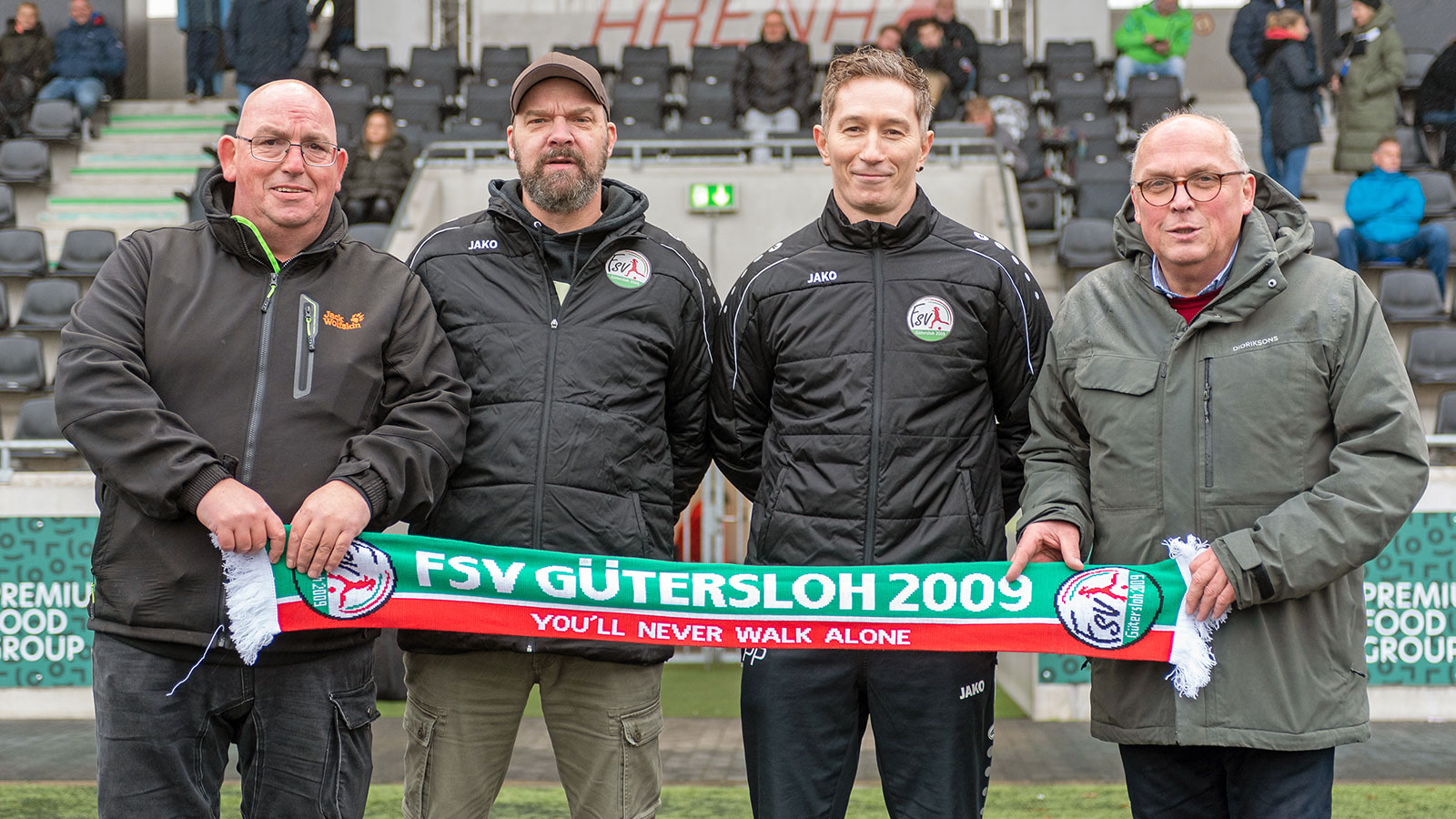 Andreas Dobrzanski (2.v.l.) und Patryk Pylinski (2.v.r.) mit FSV-Geschäftsführer Michael Horstkötter (1.v.r) und Jugendleiter Ralf Philipper (1.v.l.). (Foto: Boris Kessler / FSV Gütersloh 2009)