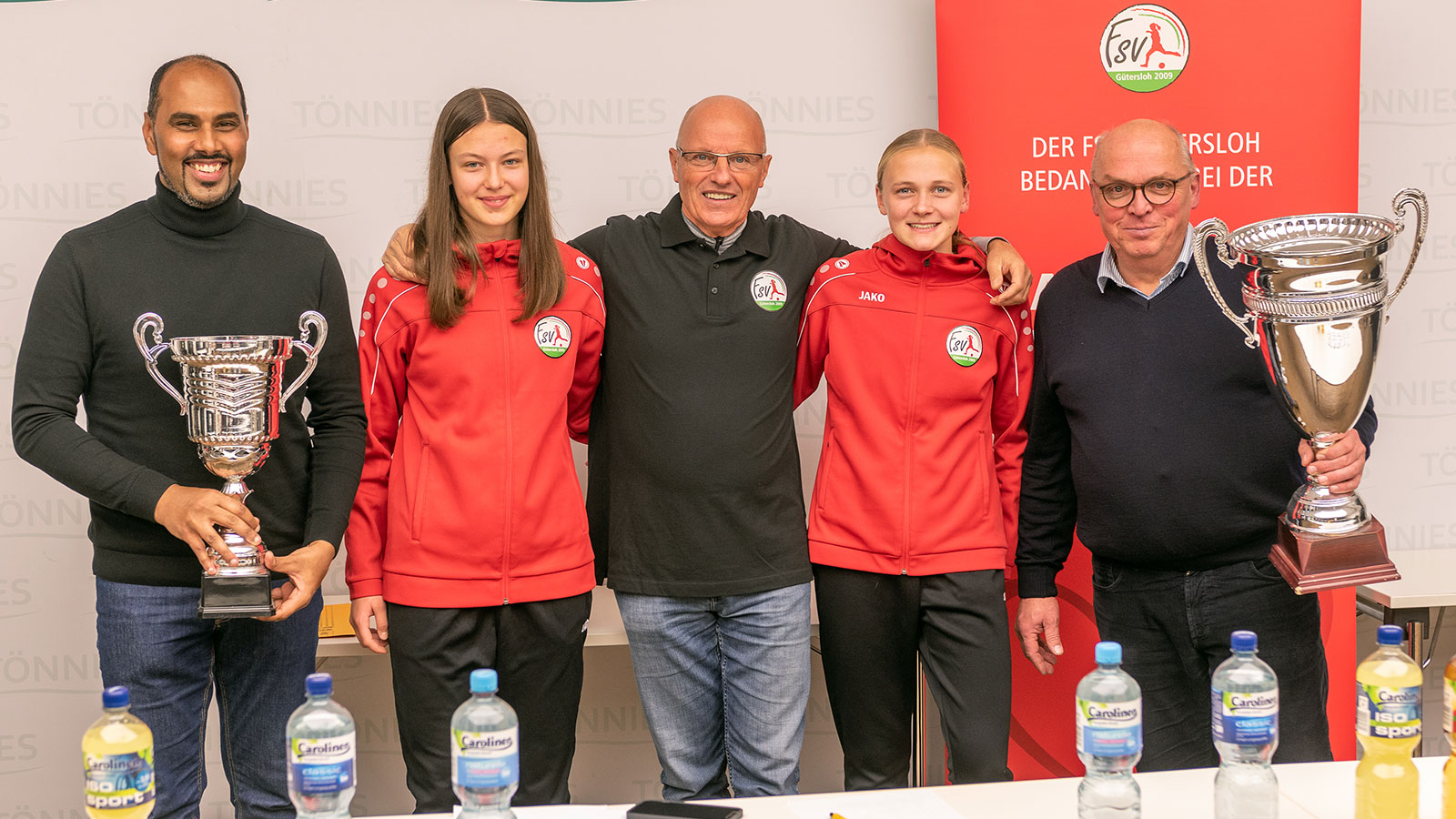Losfeen Friederike Ladage (2.v.l) und Merle Rohden (2.v.r.) mit den Turnierleitern Michael Horstkötter (1.v.r.) und Chris Punnakkattu Daniel (1.v.l.) sowie Moderator Wolfgang Temme. (Foto: Boris Kessler / FSV Gütersloh 2009)