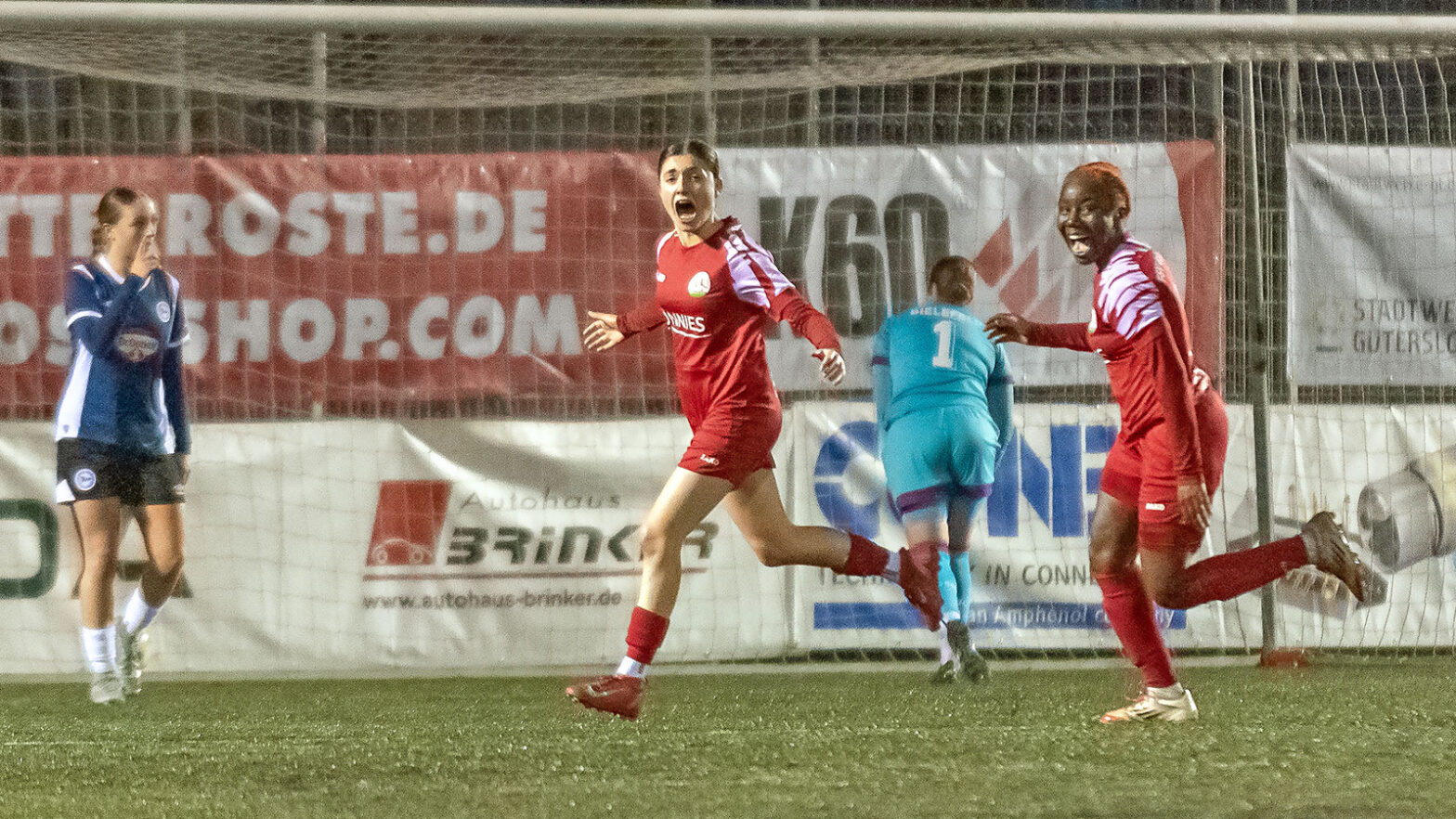 Doppeltorschützin im Ostwestfalen-Derby: Luljeta Dragaj bejubelt eines ihrer Tore gegen den DSC Arminia Bielefeld II. (Foto: Boris Kessler / FSV Gütersloh 2009)