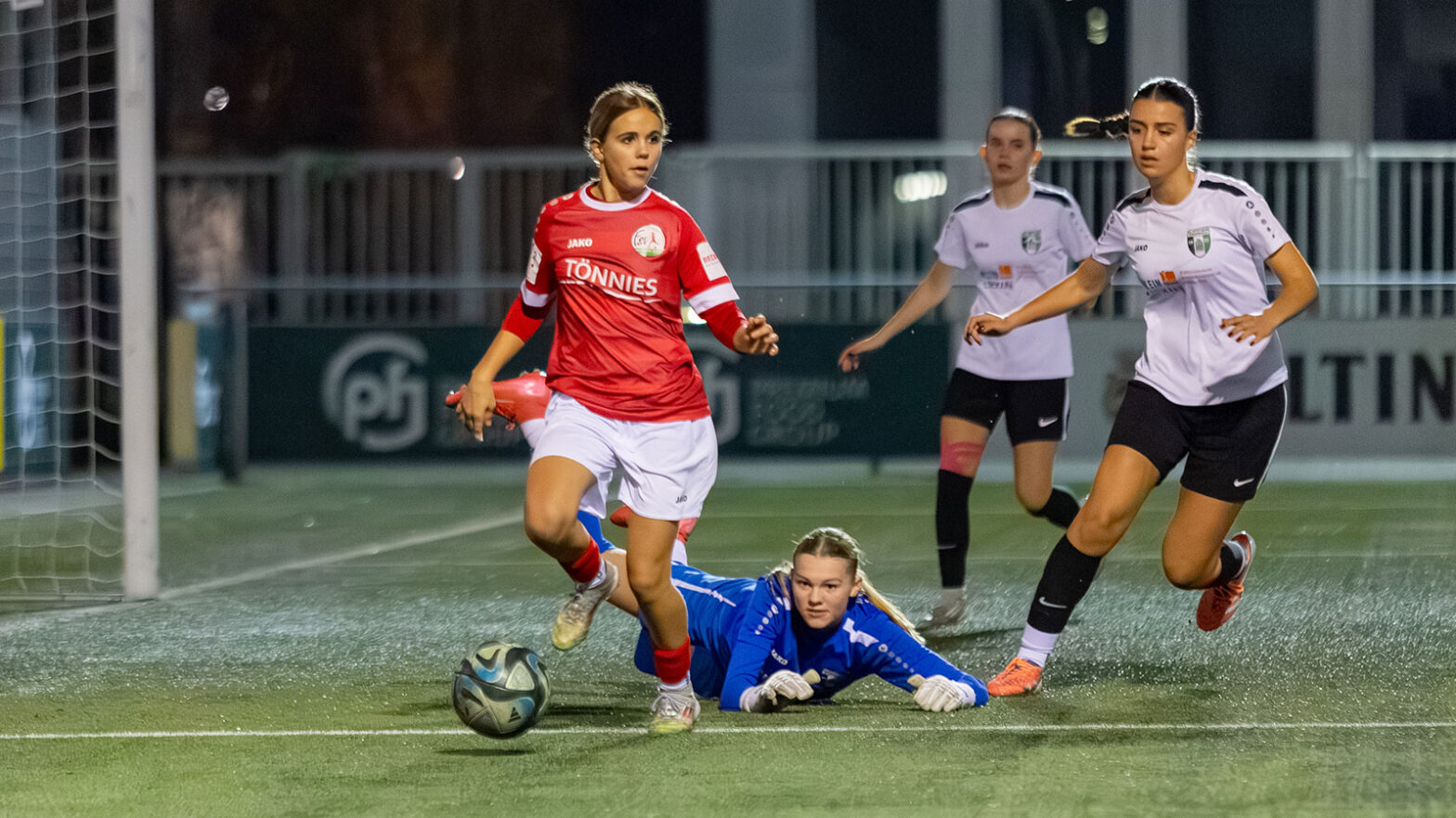 FSV-Nachwuchsspielerin Emma Schulte im Duell gegen den SC Westfalia Kinderhaus. (Foto: Michael Meßmann / FSV Gütersloh 2009)