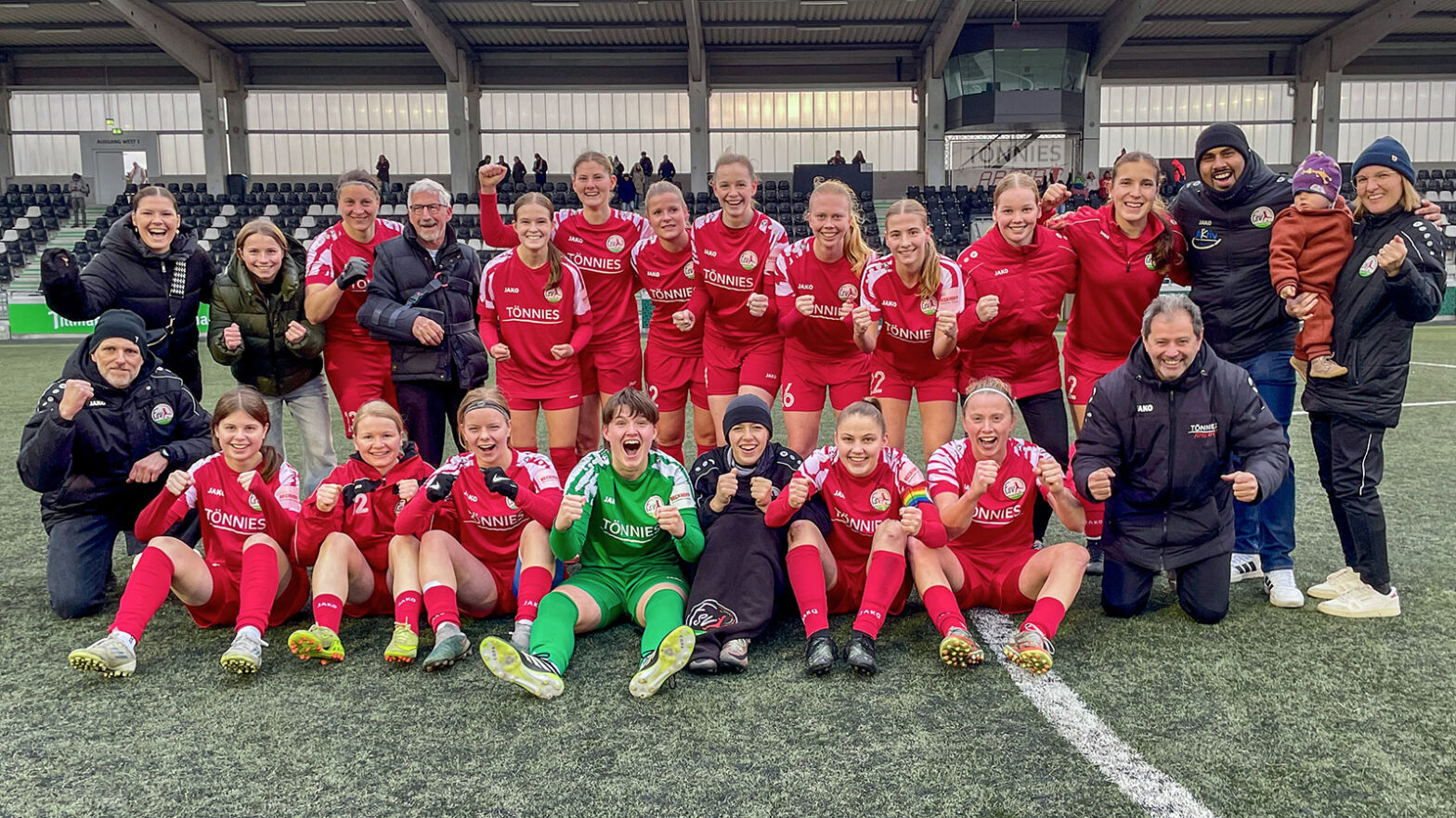 Strahlende Gesichter nach dem Regionalliga-Heimsieg gegen die DJK Wacker Mecklenbeck. (Foto: Wolfgang Temme / FSV Gütersloh 2009)