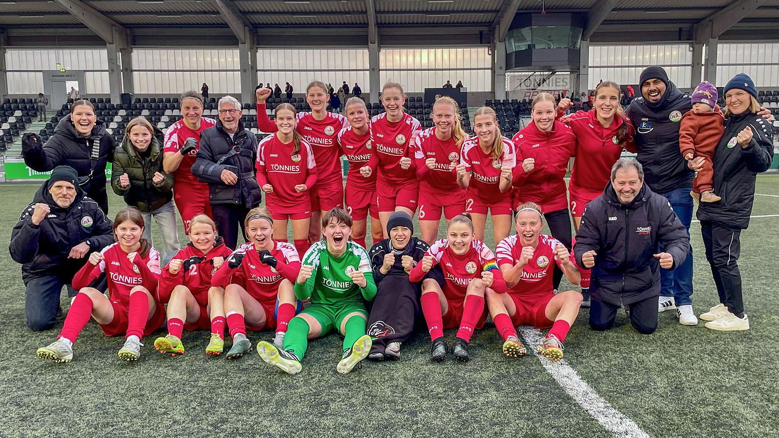 Strahlende Gesichter nach dem Regionalliga-Heimsieg gegen die DJK Wacker Mecklenbeck. (Foto: Wolfgang Temme / FSV Gütersloh 2009)