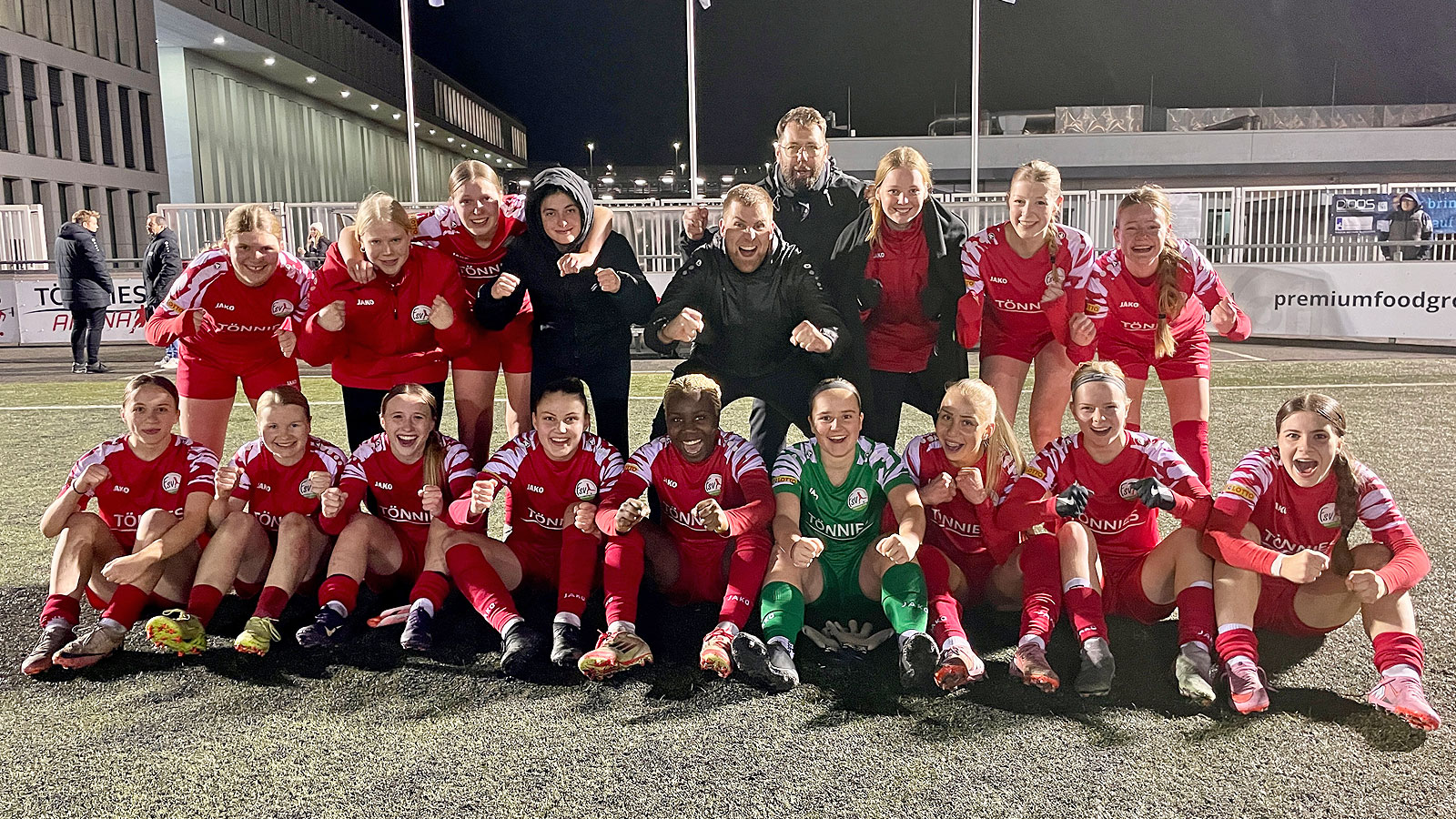Großer Jubel in der Tönnies-Arena: FSV Gütersloh II feiert den Heimsieg. (Foto: Wolfgang Temme / FSV Gütersloh 2009)