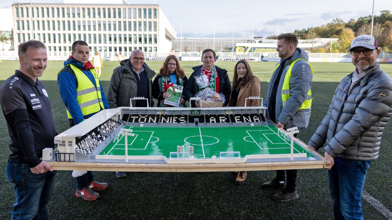 Frank und Janina Wesemann gemeinsam mit FSV-Geschäftsführer Michael Horstkötter (3.v.l.) und Chiara Quandt, Assistentin der PFG-Geschäftsführung (3.v.r.). (Foto: Dennis Seelige / FSV Gütersloh 2009)