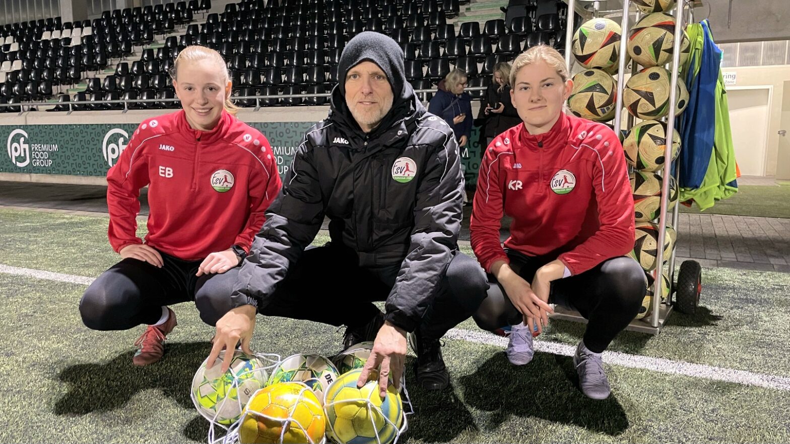 Cheftrainer Mark Oliver Stricker mit Emma Bendix (li.) und Katharina Rädeker (re.). (Foto: Wolfgang Temme / FSV Gütersloh 2009)