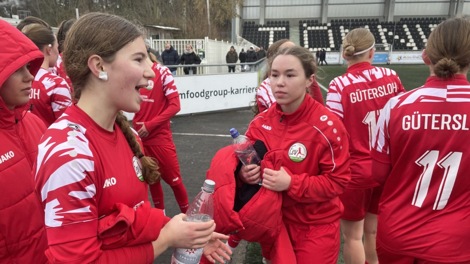 Gute Laune bei Ella Combrink, Ina Kirjanow und ihren U17-Mitspielerinnen. (Foto: Wolfgang Temme / FSV Gütersloh 2009)