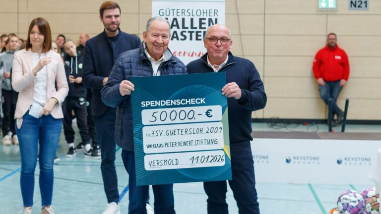 Klaus-Peter Reinert und FSV-Geschäftsführer Michael Horstkötter. (Foto: Michael Meßmann / FSV Gütersloh 2009)